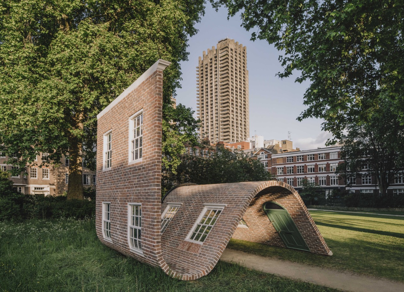 "A week at the knees" by Alex Chinneck